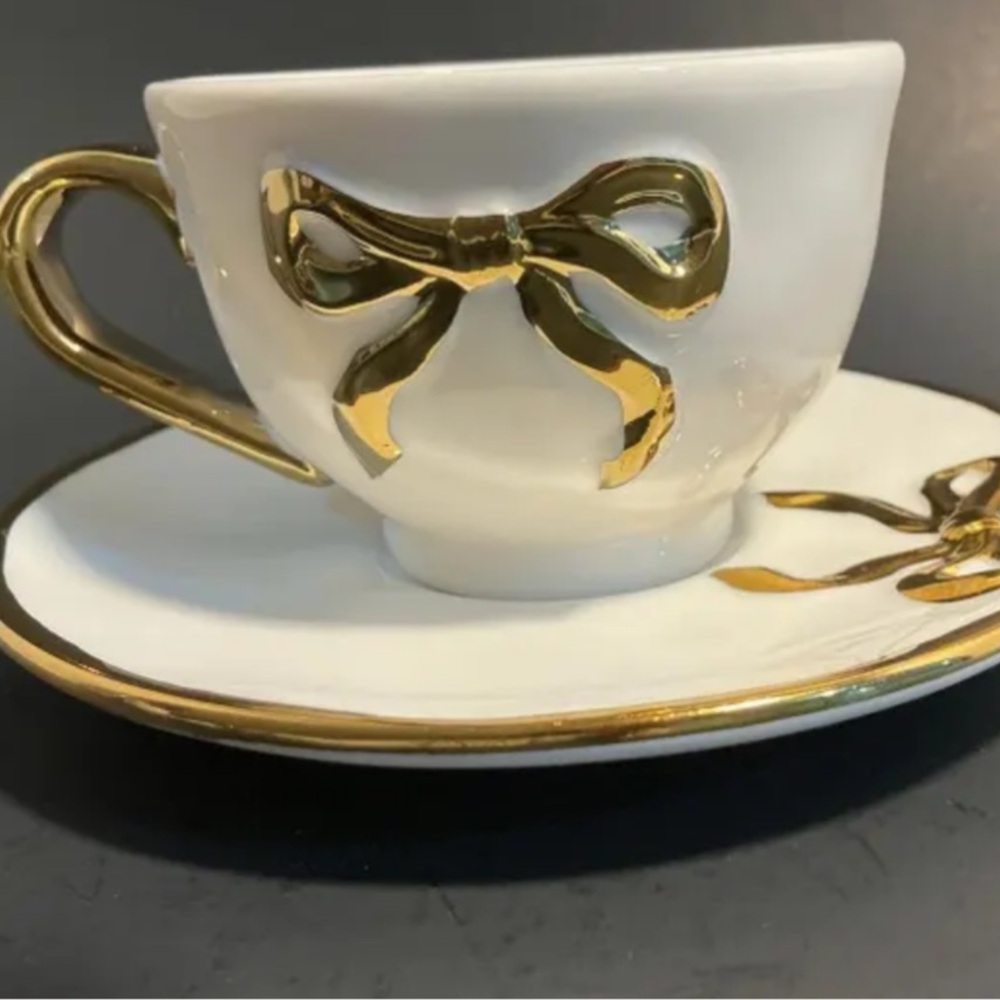 Heritage White Dinner Plate with Gold Emblem